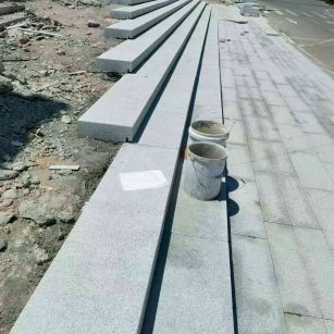 锦州 芝麻白整石台阶，施工现场