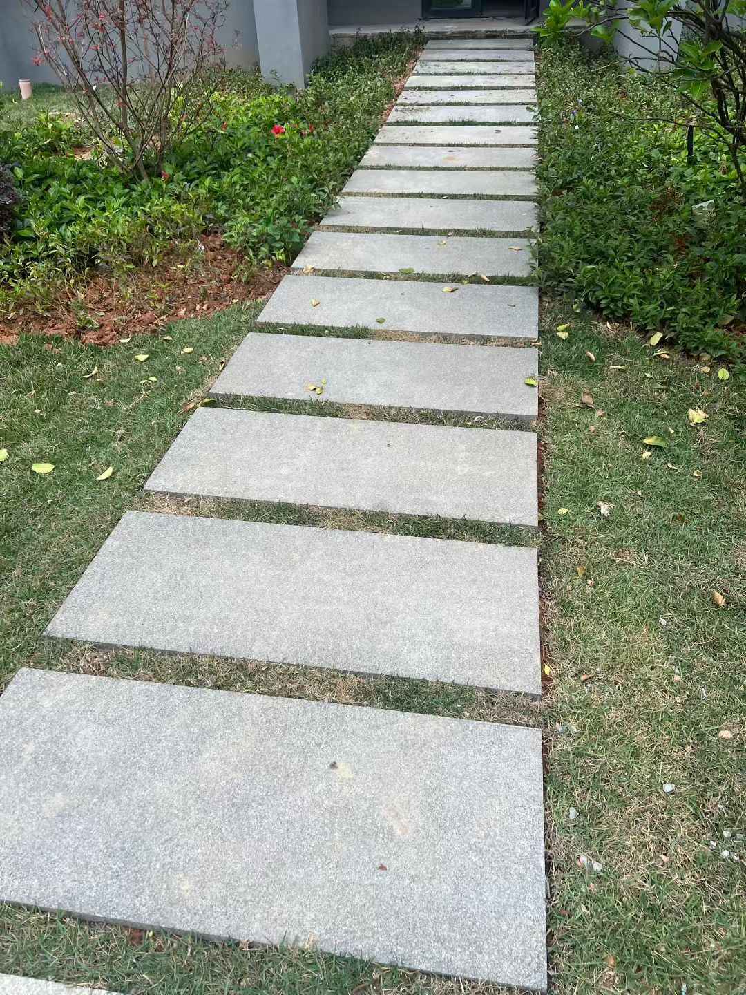 锦州 芝麻黑小区踏步、汀步石铺装效果