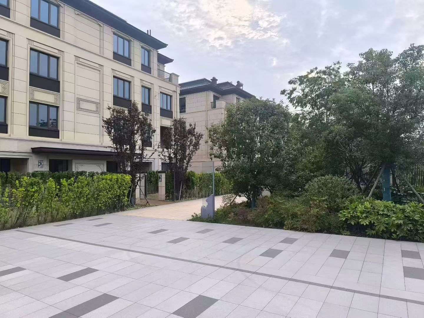 锦州 芝麻白与芝麻白搭配铺装，尺寸1200*600